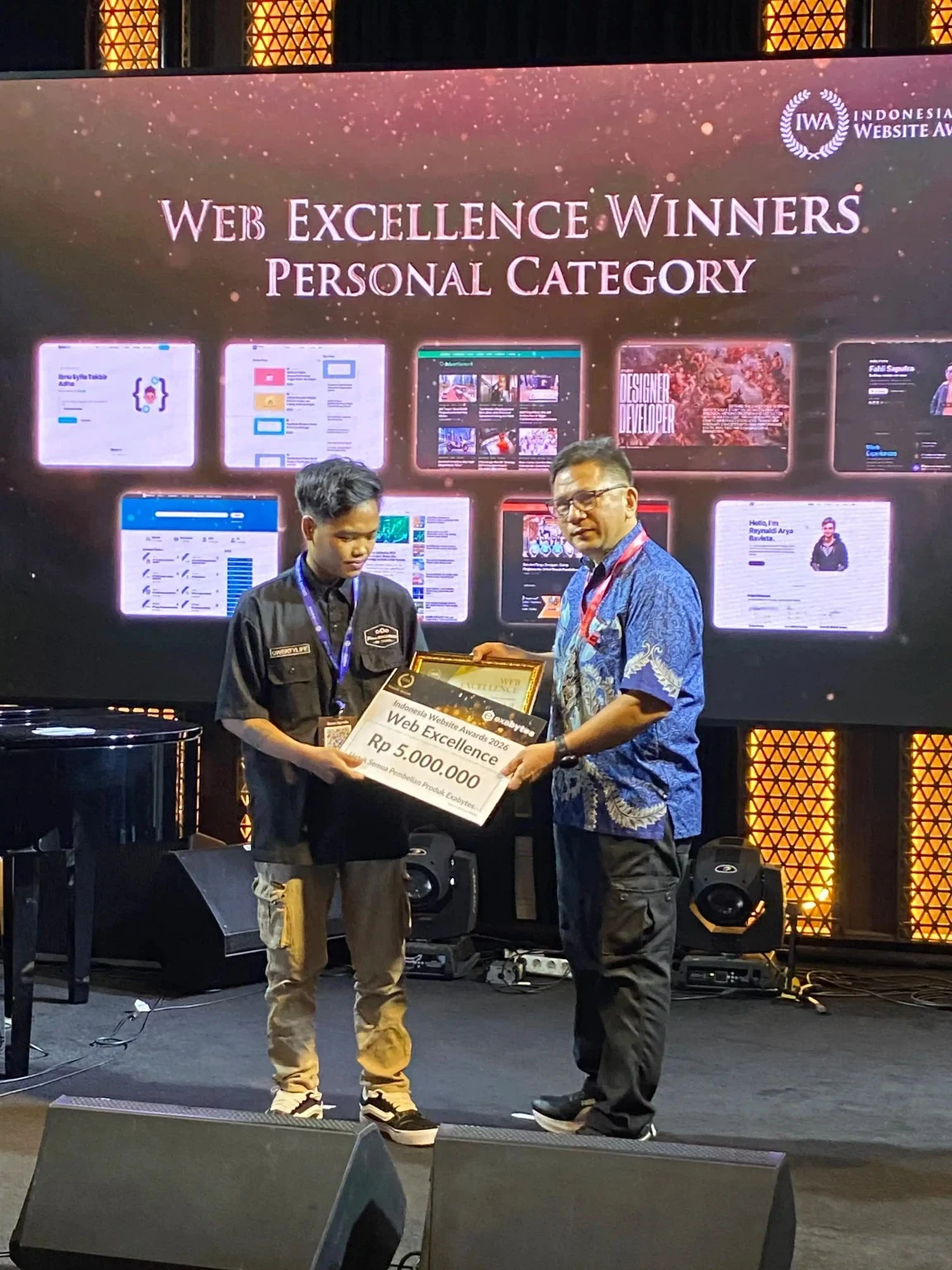 Rohmat Sukuriyanto menerima penghargaan IWA 2026